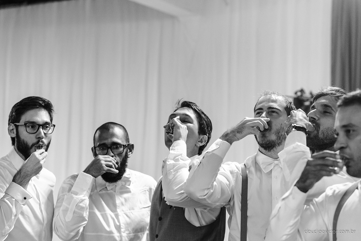 Lindo casamento realizado no cerimonial Casa di Lucca praia com noivo e noiva e vestido de noivo, cachorrinhos e pista de dança por fotógrafos de casamento de Vila Velha fotógrafos de casamento de Vitória fotógrafos de casamento de Serra ES