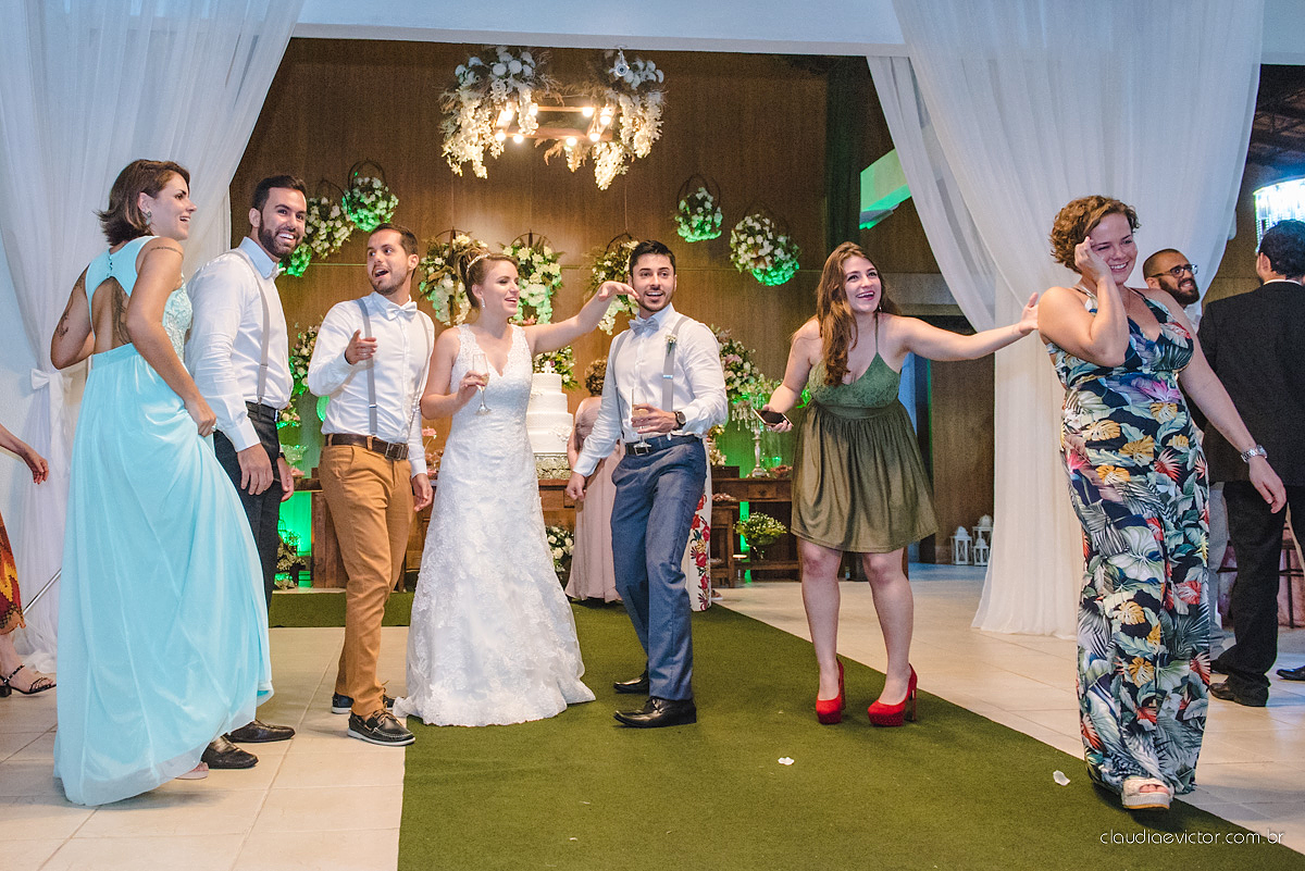 Lindo casamento realizado no cerimonial Casa di Lucca praia com noivo e noiva e vestido de noivo, cachorrinhos e pista de dança por fotógrafos de casamento de Vila Velha fotógrafos de casamento de Vitória fotógrafos de casamento de Serra ES