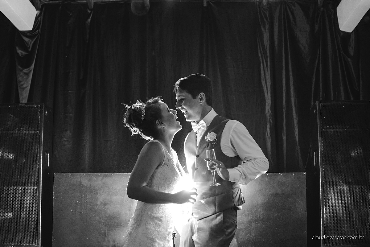 Lindo casamento realizado no cerimonial Casa di Lucca praia com noivo e noiva e vestido de noivo, cachorrinhos e pista de dança por fotógrafos de casamento de Vila Velha fotógrafos de casamento de Vitória fotógrafos de casamento de Serra ES