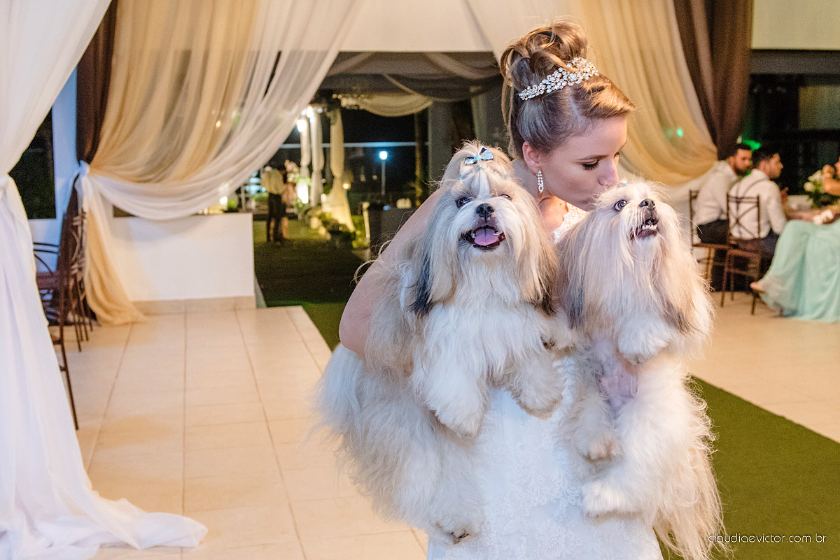 Lindo casamento realizado no cerimonial Casa di Lucca praia com noivo e noiva e vestido de noivo, cachorrinhos e pista de dança por fotógrafos de casamento de Vila Velha fotógrafos de casamento de Vitória fotógrafos de casamento de Serra ES