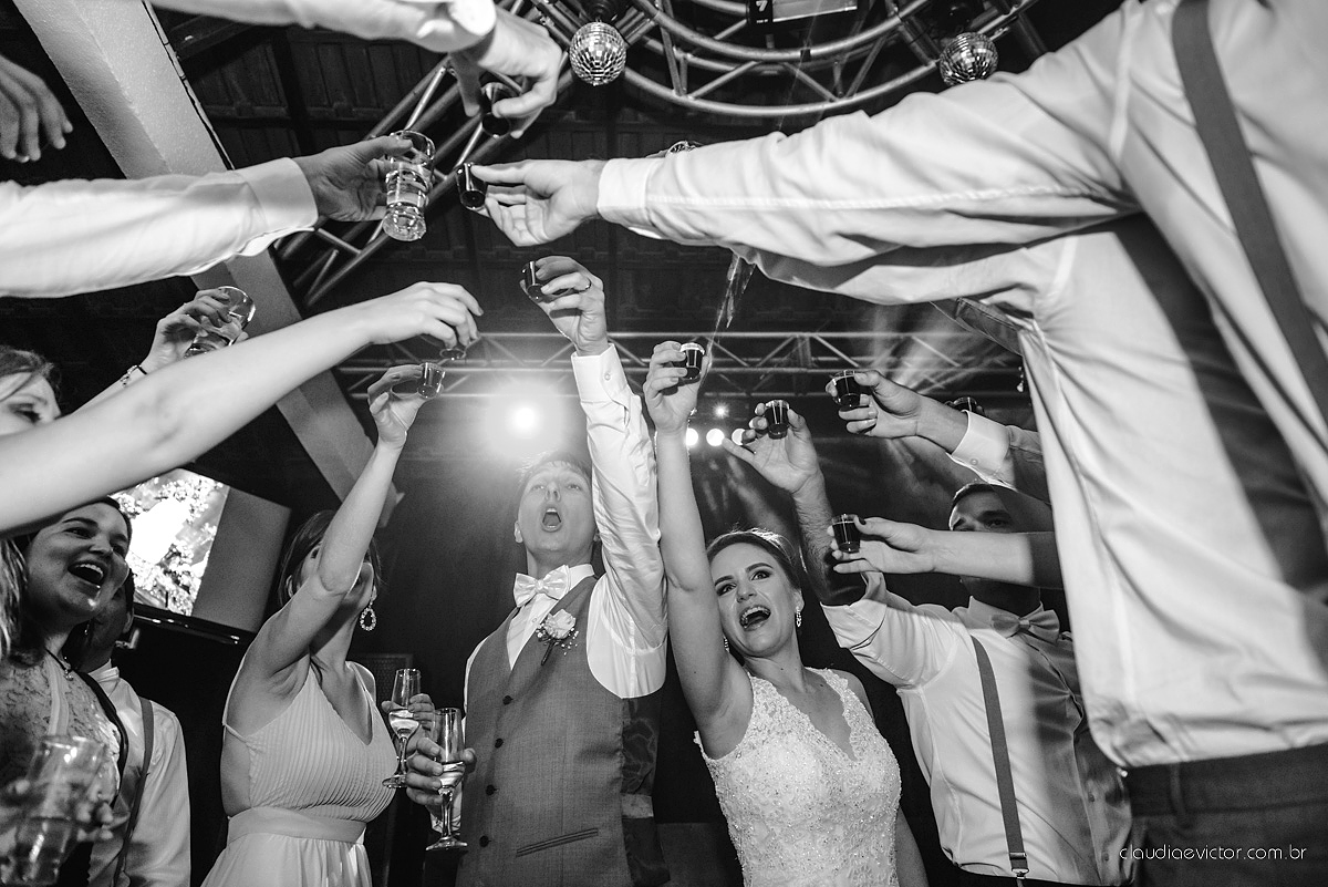 Lindo casamento realizado no cerimonial Casa di Lucca praia com noivo e noiva e vestido de noivo, cachorrinhos e pista de dança por fotógrafos de casamento de Vila Velha fotógrafos de casamento de Vitória fotógrafos de casamento de Serra ES