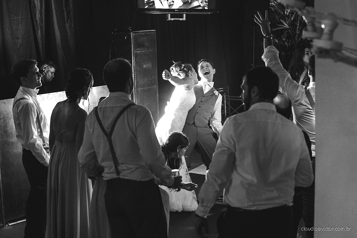 Lindo casamento realizado no cerimonial Casa di Lucca praia com noivo e noiva e vestido de noivo, cachorrinhos e pista de dança por fotógrafos de casamento de Vila Velha fotógrafos de casamento de Vitória fotógrafos de casamento de Serra ES