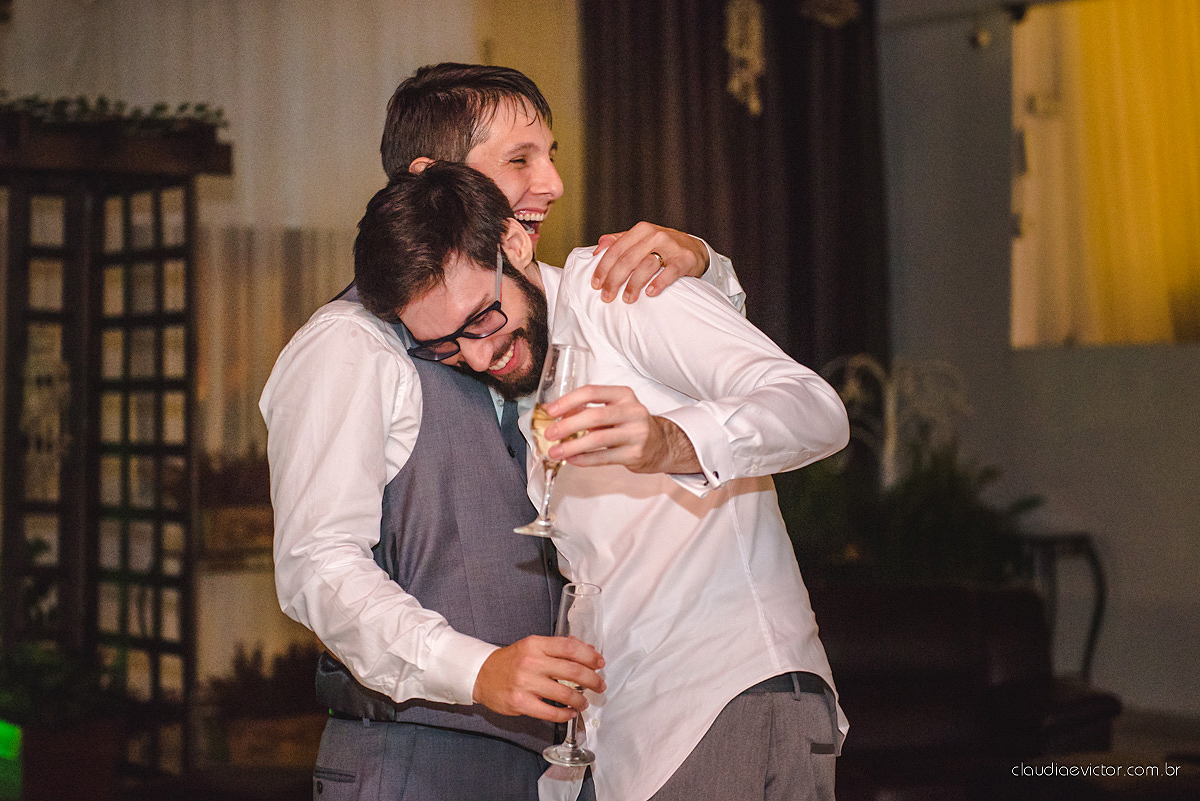 Lindo casamento realizado no cerimonial Casa di Lucca praia com noivo e noiva e vestido de noivo, cachorrinhos e pista de dança por fotógrafos de casamento de Vila Velha fotógrafos de casamento de Vitória fotógrafos de casamento de Serra ES