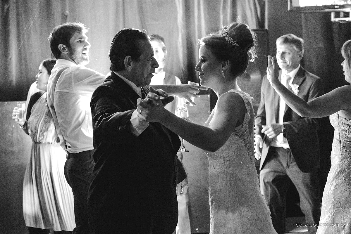 Lindo casamento realizado no cerimonial Casa di Lucca praia com noivo e noiva e vestido de noivo, cachorrinhos e pista de dança por fotógrafos de casamento de Vila Velha fotógrafos de casamento de Vitória fotógrafos de casamento de Serra ES