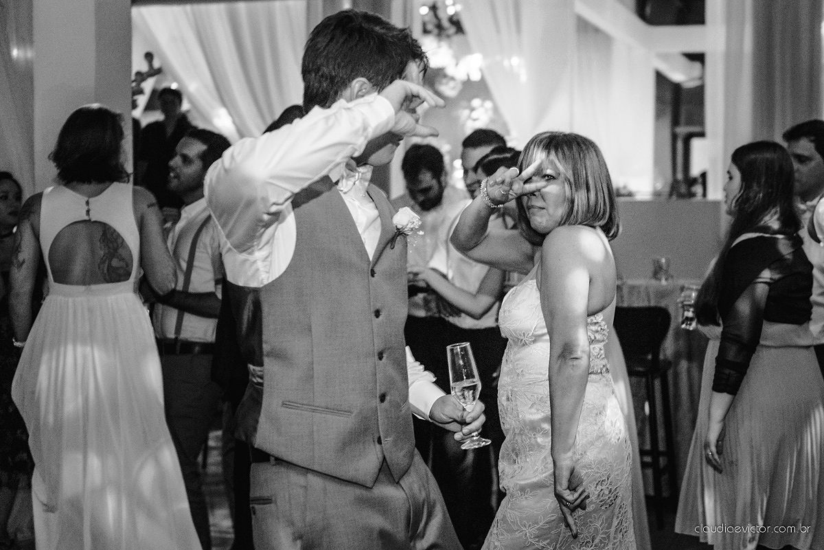 Lindo casamento realizado no cerimonial Casa di Lucca praia com noivo e noiva e vestido de noivo, cachorrinhos e pista de dança por fotógrafos de casamento de Vila Velha fotógrafos de casamento de Vitória fotógrafos de casamento de Serra ES