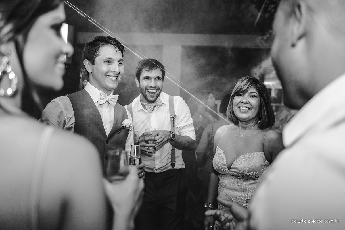 Lindo casamento realizado no cerimonial Casa di Lucca praia com noivo e noiva e vestido de noivo, cachorrinhos e pista de dança por fotógrafos de casamento de Vila Velha fotógrafos de casamento de Vitória fotógrafos de casamento de Serra ES