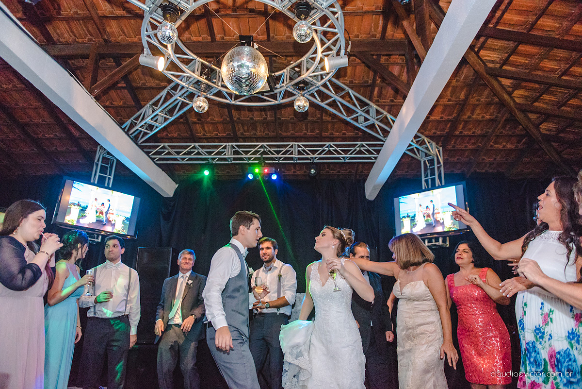 Lindo casamento realizado no cerimonial Casa di Lucca praia com noivo e noiva e vestido de noivo, cachorrinhos e pista de dança por fotógrafos de casamento de Vila Velha fotógrafos de casamento de Vitória fotógrafos de casamento de Serra ES