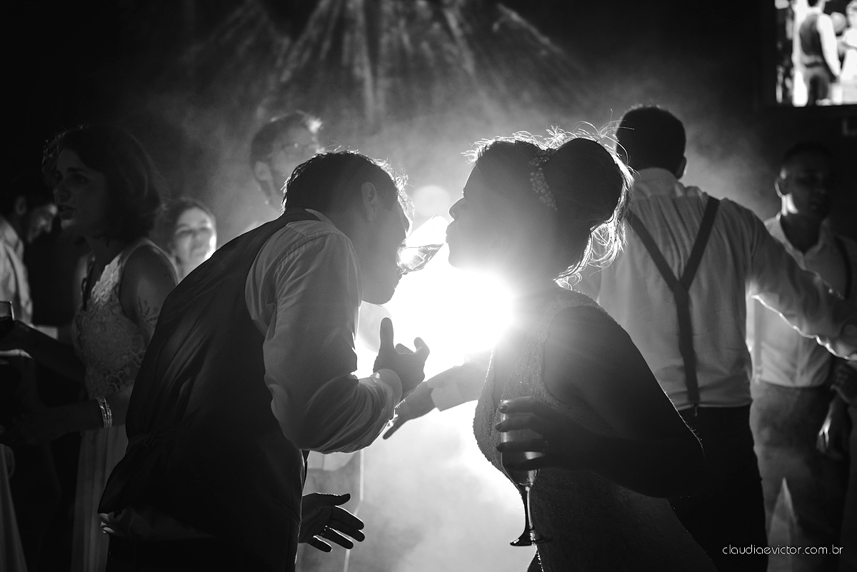 Lindo casamento realizado no cerimonial Casa di Lucca praia com noivo e noiva e vestido de noivo, cachorrinhos e pista de dança por fotógrafos de casamento de Vila Velha fotógrafos de casamento de Vitória fotógrafos de casamento de Serra ES