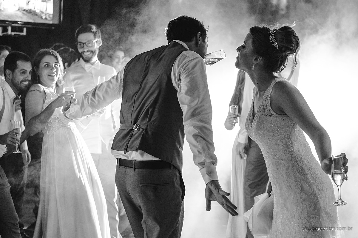 Lindo casamento realizado no cerimonial Casa di Lucca praia com noivo e noiva e vestido de noivo, cachorrinhos e pista de dança por fotógrafos de casamento de Vila Velha fotógrafos de casamento de Vitória fotógrafos de casamento de Serra ES