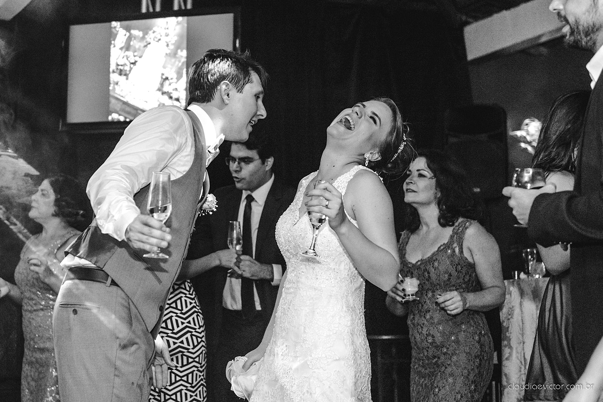 Lindo casamento realizado no cerimonial Casa di Lucca praia com noivo e noiva e vestido de noivo, cachorrinhos e pista de dança por fotógrafos de casamento de Vila Velha fotógrafos de casamento de Vitória fotógrafos de casamento de Serra ES