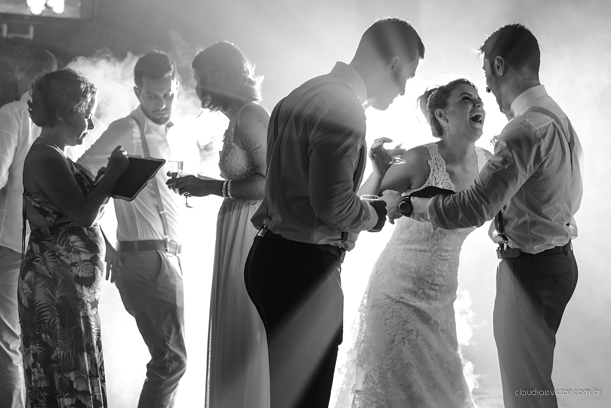 Lindo casamento realizado no cerimonial Casa di Lucca praia com noivo e noiva e vestido de noivo, cachorrinhos e pista de dança por fotógrafos de casamento de Vila Velha fotógrafos de casamento de Vitória fotógrafos de casamento de Serra ES