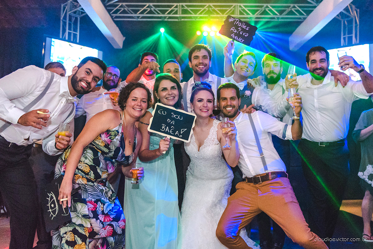 Lindo casamento realizado no cerimonial Casa di Lucca praia com noivo e noiva e vestido de noivo, cachorrinhos e pista de dança por fotógrafos de casamento de Vila Velha fotógrafos de casamento de Vitória fotógrafos de casamento de Serra ES