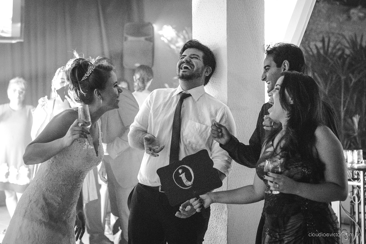 Lindo casamento realizado no cerimonial Casa di Lucca praia com noivo e noiva e vestido de noivo, cachorrinhos e pista de dança por fotógrafos de casamento de Vila Velha fotógrafos de casamento de Vitória fotógrafos de casamento de Serra ES