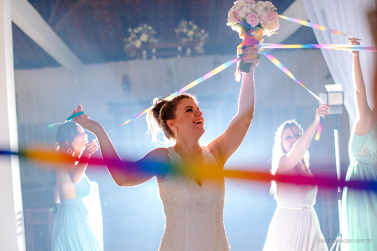 Lindo casamento realizado no cerimonial Casa di Lucca praia com noivo e noiva e vestido de noivo, cachorrinhos e pista de dança por fotógrafos de casamento de Vila Velha fotógrafos de casamento de Vitória fotógrafos de casamento de Serra ES