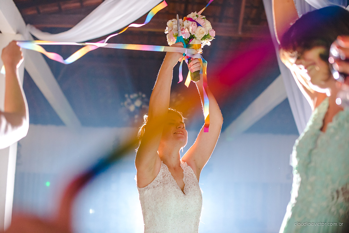 Lindo casamento realizado no cerimonial Casa di Lucca praia com noivo e noiva e vestido de noivo, cachorrinhos e pista de dança por fotógrafos de casamento de Vila Velha fotógrafos de casamento de Vitória fotógrafos de casamento de Serra ES