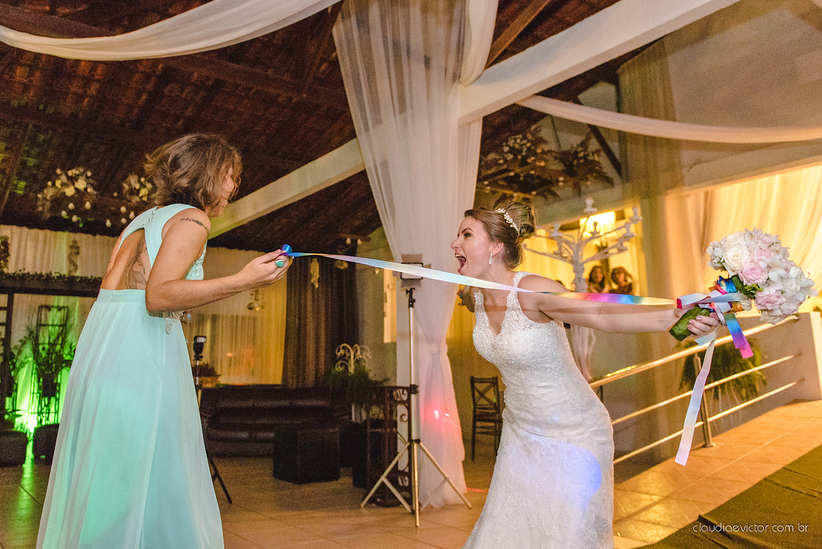Lindo casamento realizado no cerimonial Casa di Lucca praia com noivo e noiva e vestido de noivo, cachorrinhos e pista de dança por fotógrafos de casamento de Vila Velha fotógrafos de casamento de Vitória fotógrafos de casamento de Serra ES