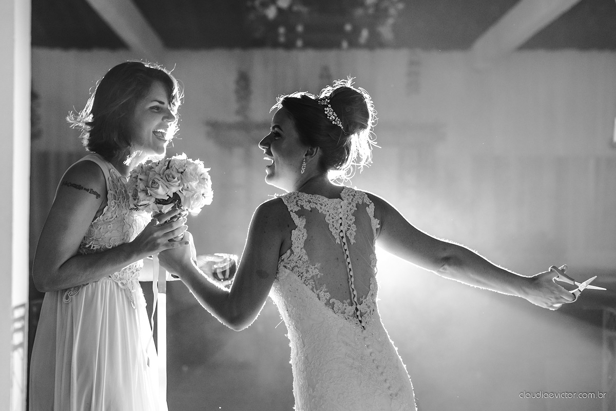 Lindo casamento realizado no cerimonial Casa di Lucca praia com noivo e noiva e vestido de noivo, cachorrinhos e pista de dança por fotógrafos de casamento de Vila Velha fotógrafos de casamento de Vitória fotógrafos de casamento de Serra ES