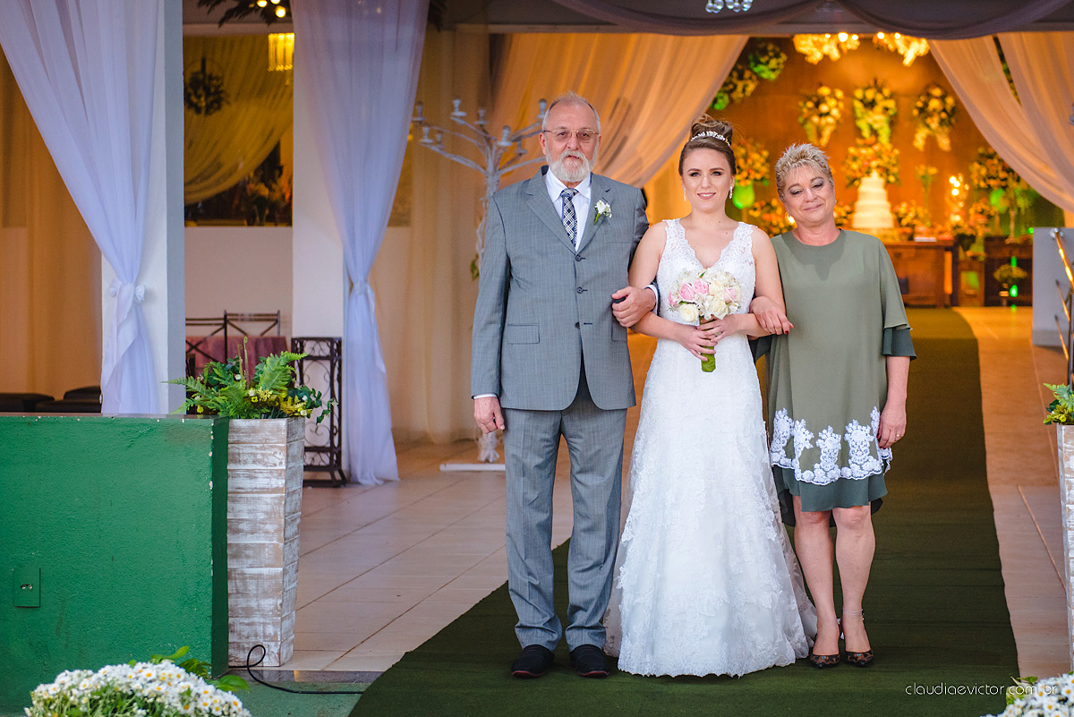 Lindo casamento realizado no cerimonial Casa di Lucca praia com noivo e noiva e vestido de noivo, cachorrinhos e pista de dança por fotógrafos de casamento de Vila Velha fotógrafos de casamento de Vitória fotógrafos de casamento de Serra ES