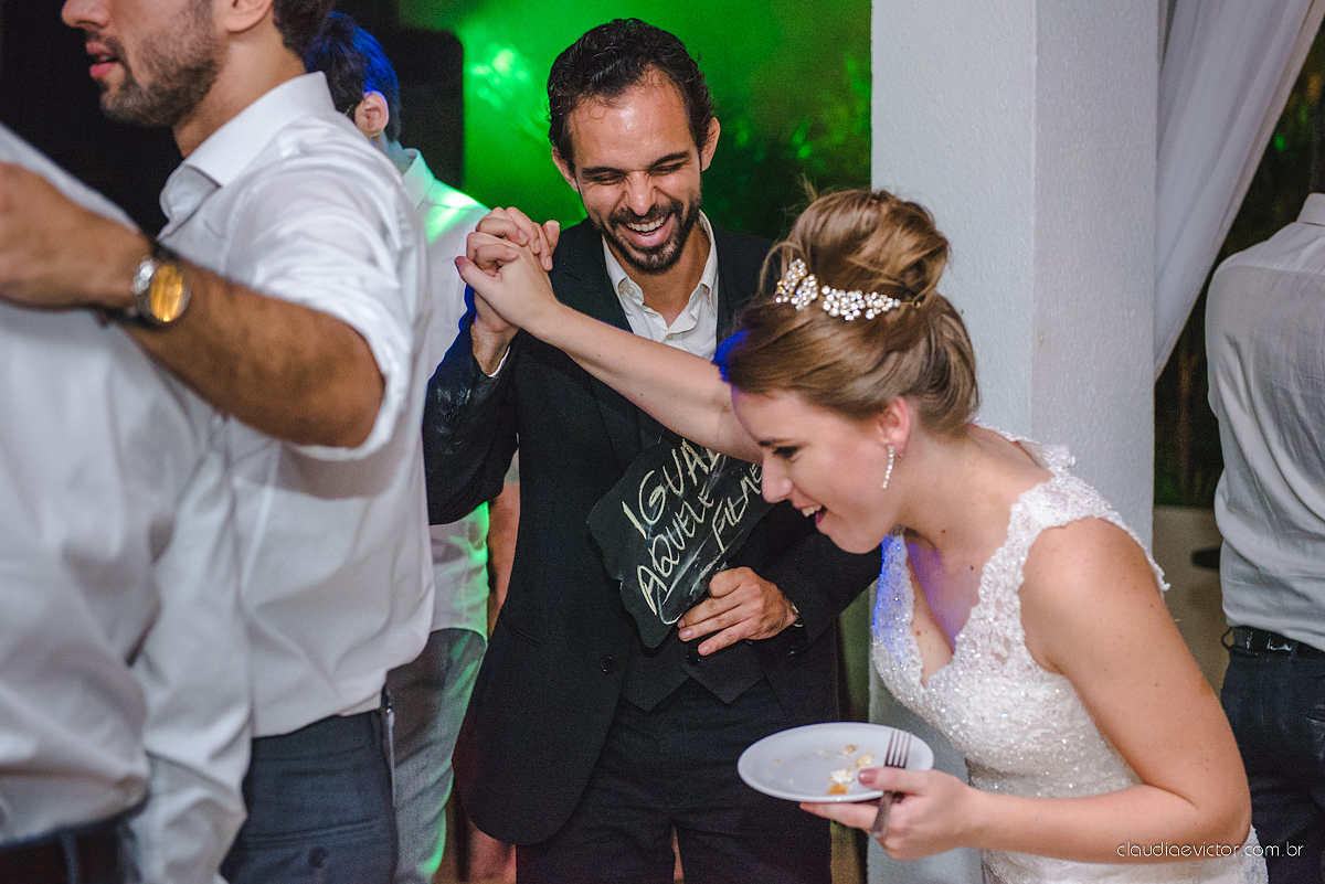 Lindo casamento realizado no cerimonial Casa di Lucca praia com noivo e noiva e vestido de noivo, cachorrinhos e pista de dança por fotógrafos de casamento de Vila Velha fotógrafos de casamento de Vitória fotógrafos de casamento de Serra ES