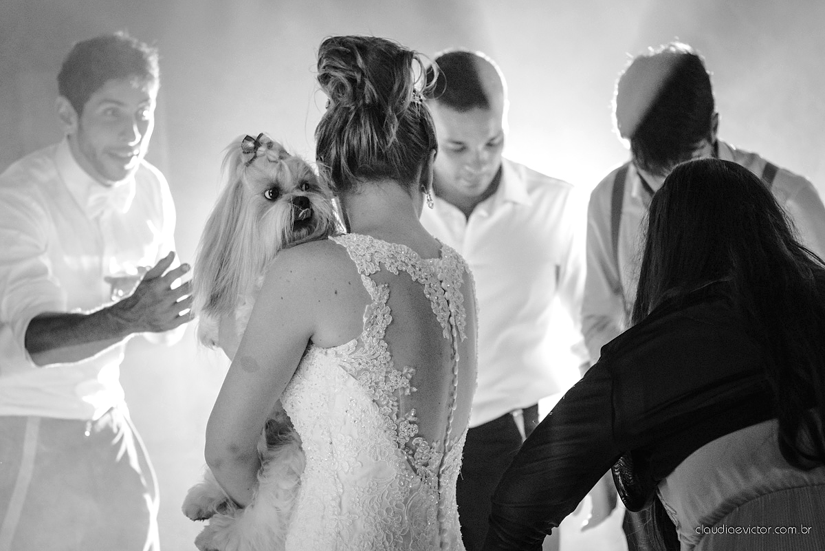 Lindo casamento realizado no cerimonial Casa di Lucca praia com noivo e noiva e vestido de noivo, cachorrinhos e pista de dança por fotógrafos de casamento de Vila Velha fotógrafos de casamento de Vitória fotógrafos de casamento de Serra ES