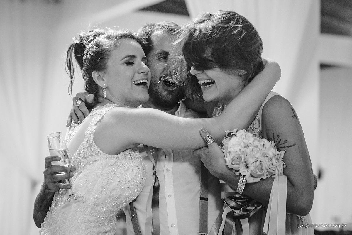 Lindo casamento realizado no cerimonial Casa di Lucca praia com noivo e noiva e vestido de noivo, cachorrinhos e pista de dança por fotógrafos de casamento de Vila Velha fotógrafos de casamento de Vitória fotógrafos de casamento de Serra ES