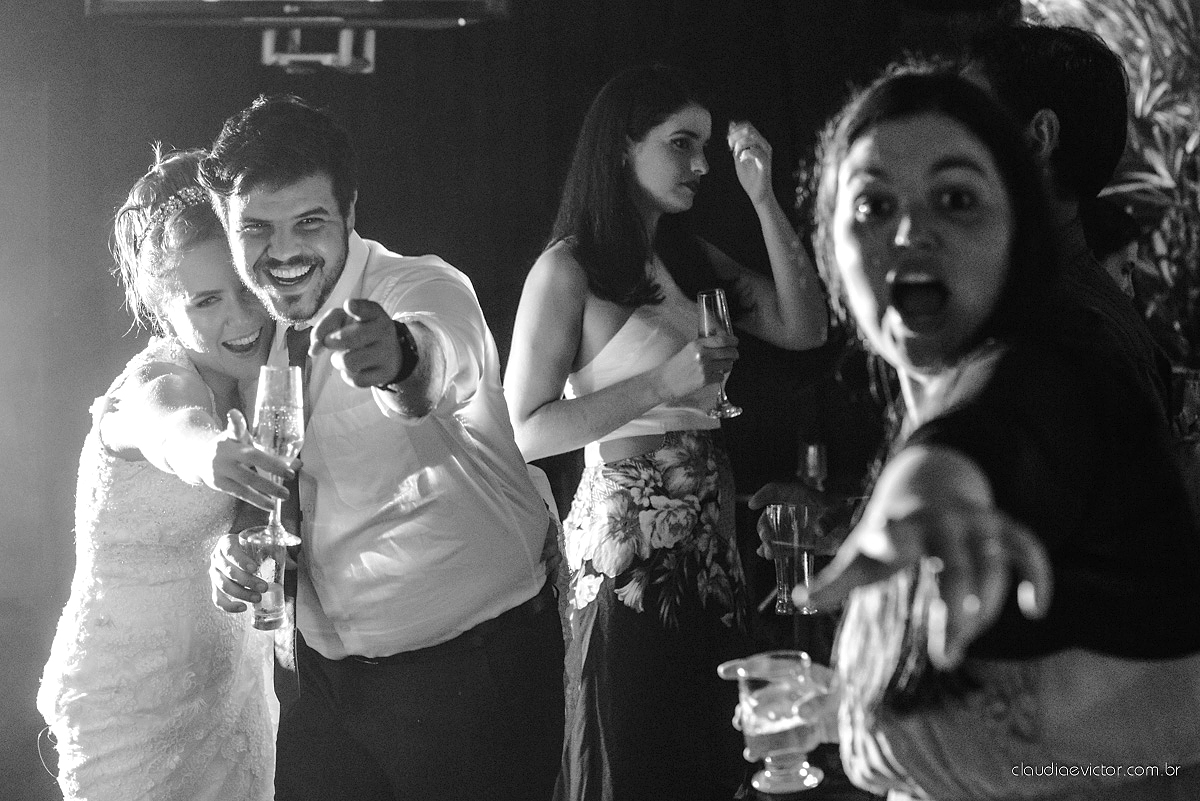 Lindo casamento realizado no cerimonial Casa di Lucca praia com noivo e noiva e vestido de noivo, cachorrinhos e pista de dança por fotógrafos de casamento de Vila Velha fotógrafos de casamento de Vitória fotógrafos de casamento de Serra ES