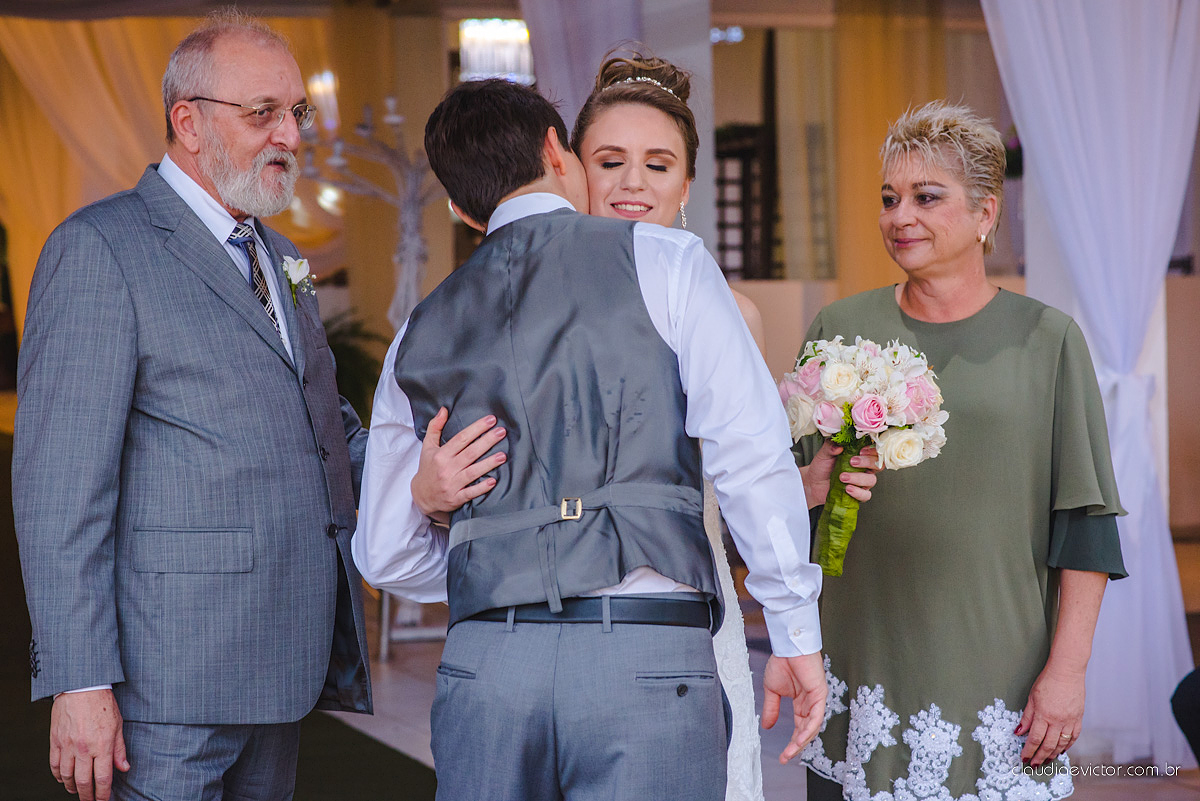 Lindo casamento realizado no cerimonial Casa di Lucca praia com noivo e noiva e vestido de noivo, cachorrinhos e pista de dança por fotógrafos de casamento de Vila Velha fotógrafos de casamento de Vitória fotógrafos de casamento de Serra ES