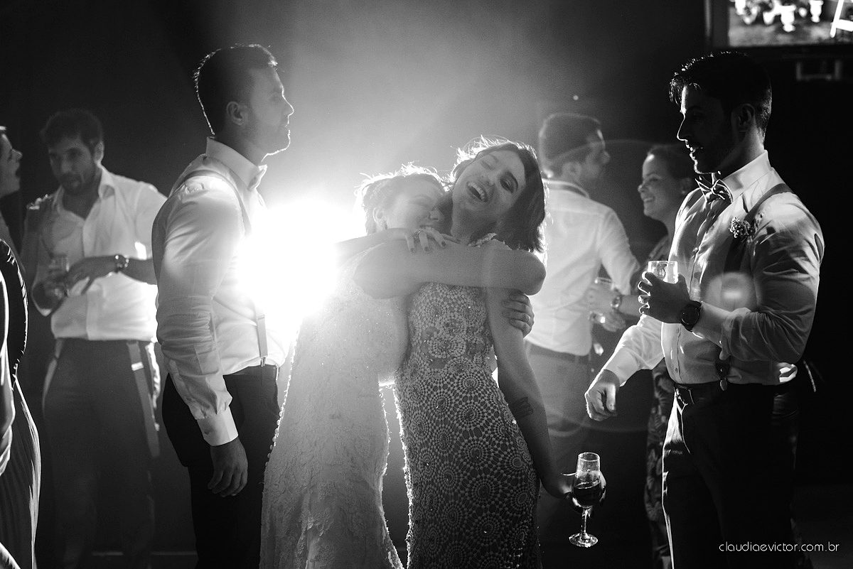 Lindo casamento realizado no cerimonial Casa di Lucca praia com noivo e noiva e vestido de noivo, cachorrinhos e pista de dança por fotógrafos de casamento de Vila Velha fotógrafos de casamento de Vitória fotógrafos de casamento de Serra ES