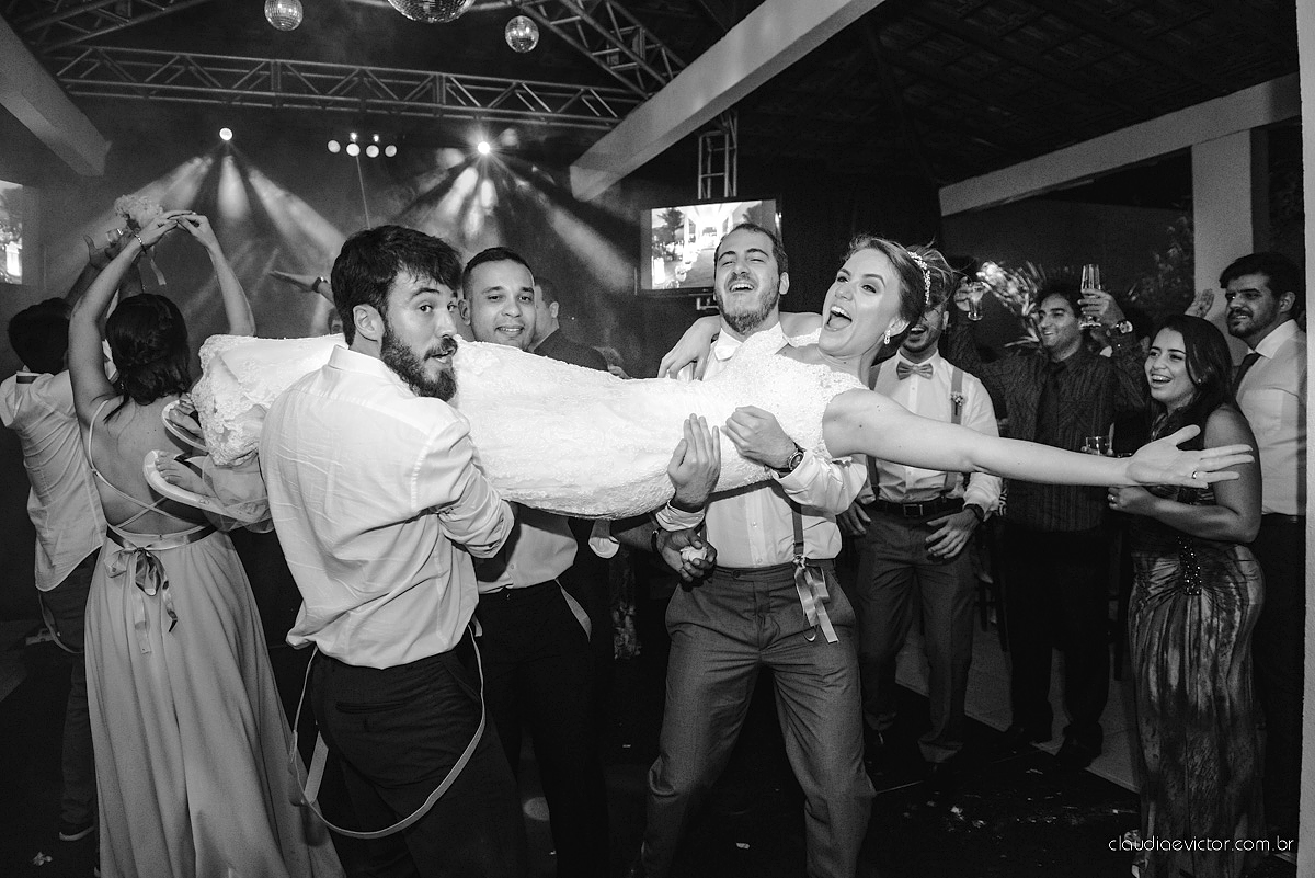 Lindo casamento realizado no cerimonial Casa di Lucca praia com noivo e noiva e vestido de noivo, cachorrinhos e pista de dança por fotógrafos de casamento de Vila Velha fotógrafos de casamento de Vitória fotógrafos de casamento de Serra ES