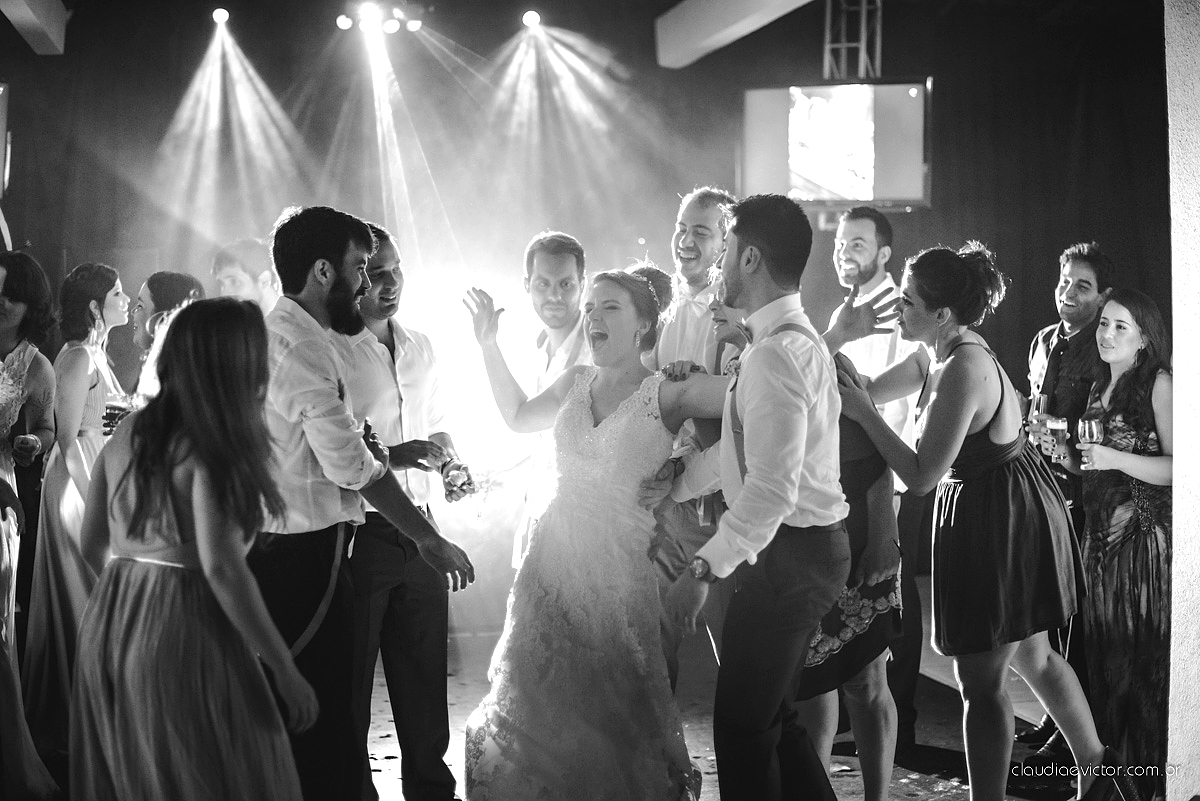 Lindo casamento realizado no cerimonial Casa di Lucca praia com noivo e noiva e vestido de noivo, cachorrinhos e pista de dança por fotógrafos de casamento de Vila Velha fotógrafos de casamento de Vitória fotógrafos de casamento de Serra ES