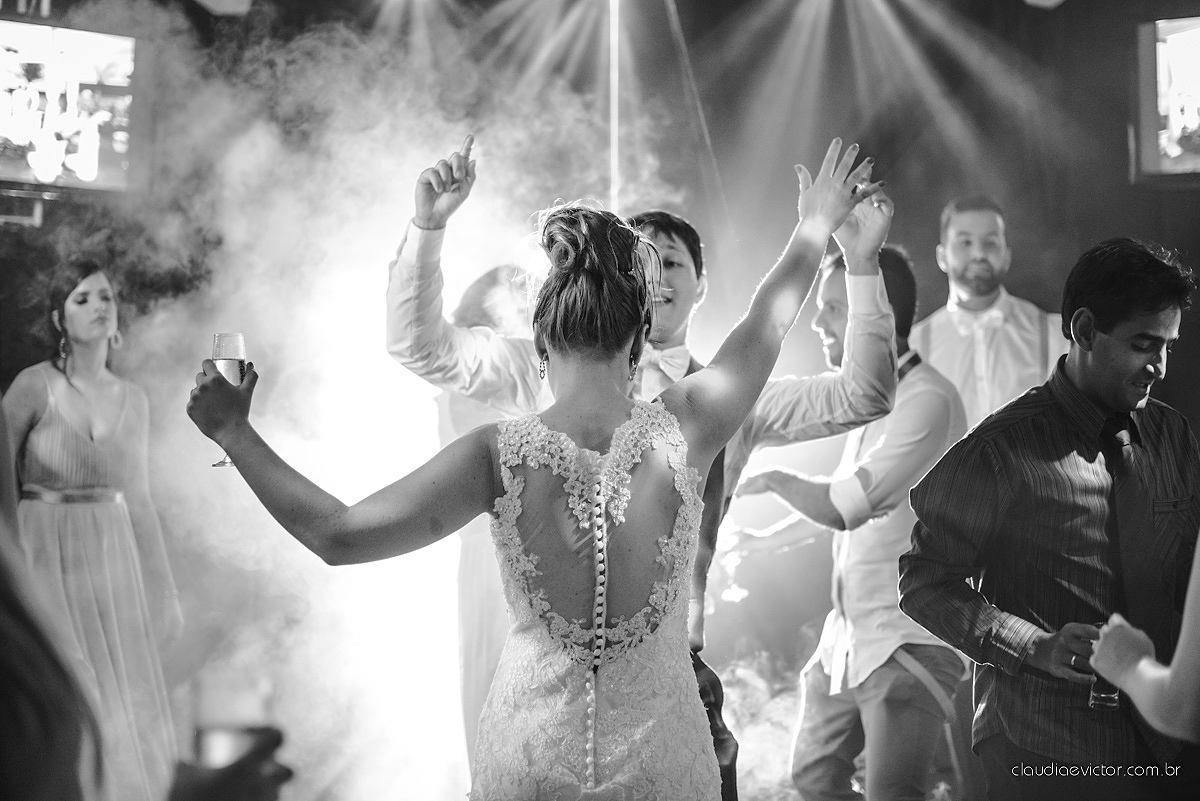 Lindo casamento realizado no cerimonial Casa di Lucca praia com noivo e noiva e vestido de noivo, cachorrinhos e pista de dança por fotógrafos de casamento de Vila Velha fotógrafos de casamento de Vitória fotógrafos de casamento de Serra ES