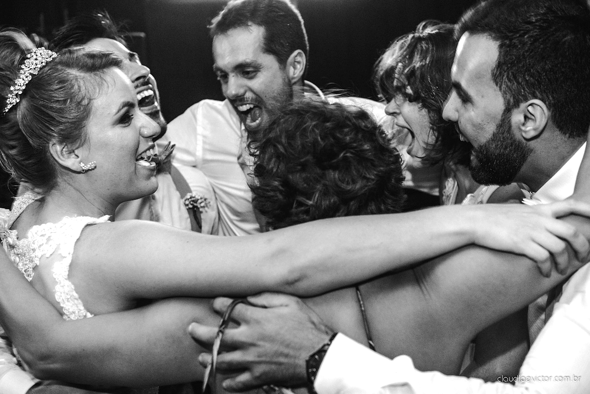 Lindo casamento realizado no cerimonial Casa di Lucca praia com noivo e noiva e vestido de noivo, cachorrinhos e pista de dança por fotógrafos de casamento de Vila Velha fotógrafos de casamento de Vitória fotógrafos de casamento de Serra ES