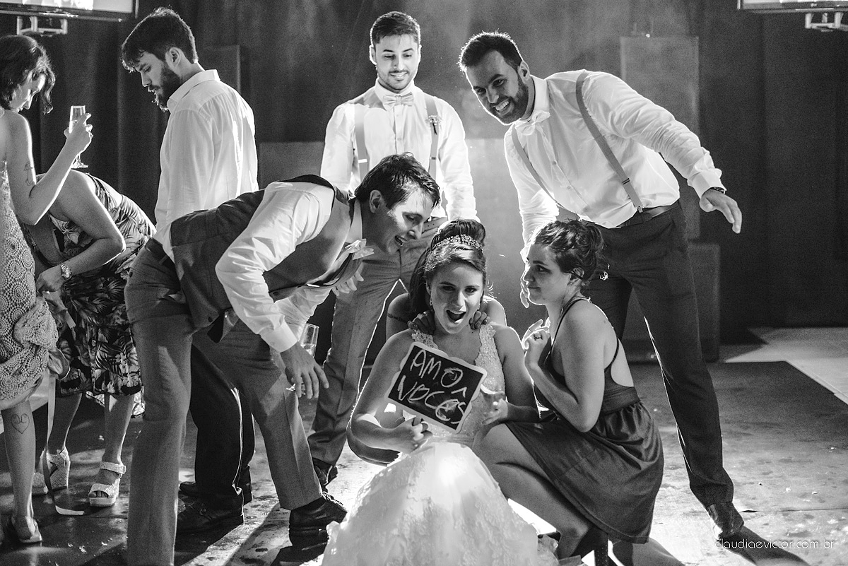 Lindo casamento realizado no cerimonial Casa di Lucca praia com noivo e noiva e vestido de noivo, cachorrinhos e pista de dança por fotógrafos de casamento de Vila Velha fotógrafos de casamento de Vitória fotógrafos de casamento de Serra ES