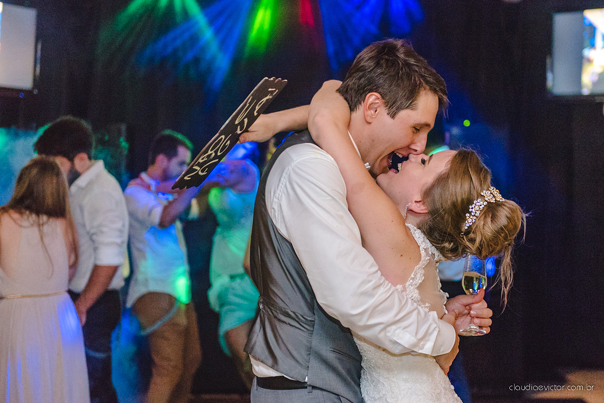 Lindo casamento realizado no cerimonial Casa di Lucca praia com noivo e noiva e vestido de noivo, cachorrinhos e pista de dança por fotógrafos de casamento de Vila Velha fotógrafos de casamento de Vitória fotógrafos de casamento de Serra ES