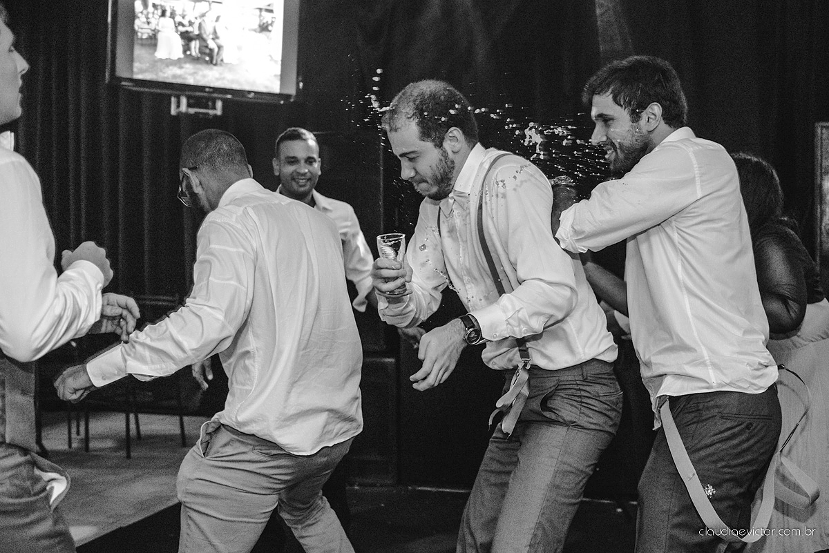 Lindo casamento realizado no cerimonial Casa di Lucca praia com noivo e noiva e vestido de noivo, cachorrinhos e pista de dança por fotógrafos de casamento de Vila Velha fotógrafos de casamento de Vitória fotógrafos de casamento de Serra ES