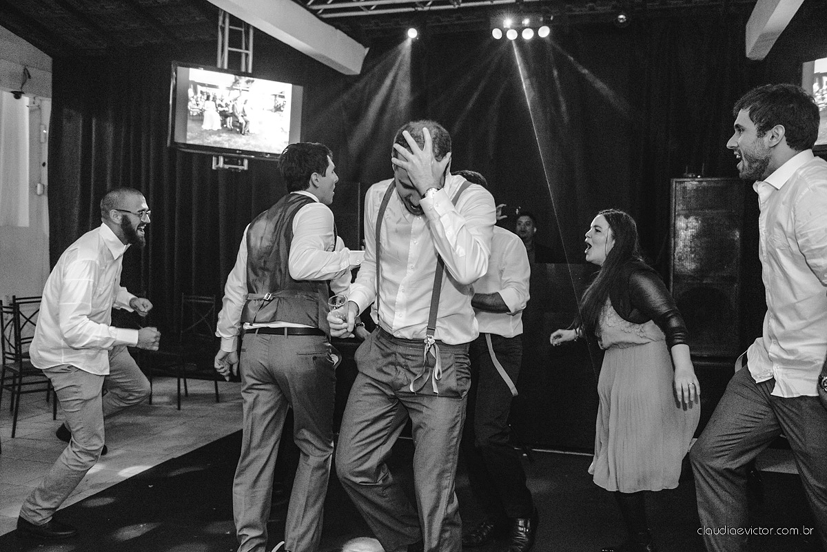 Lindo casamento realizado no cerimonial Casa di Lucca praia com noivo e noiva e vestido de noivo, cachorrinhos e pista de dança por fotógrafos de casamento de Vila Velha fotógrafos de casamento de Vitória fotógrafos de casamento de Serra ES