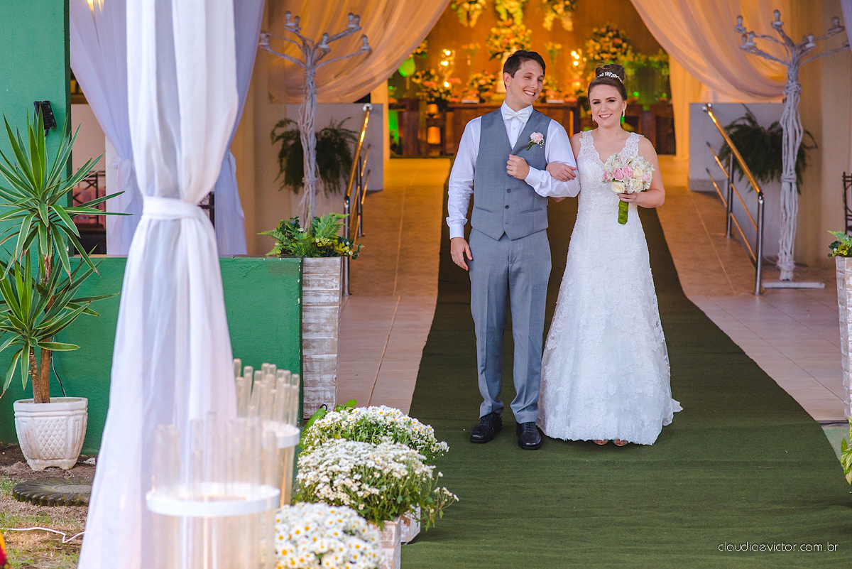 Lindo casamento realizado no cerimonial Casa di Lucca praia com noivo e noiva e vestido de noivo, cachorrinhos e pista de dança por fotógrafos de casamento de Vila Velha fotógrafos de casamento de Vitória fotógrafos de casamento de Serra ES