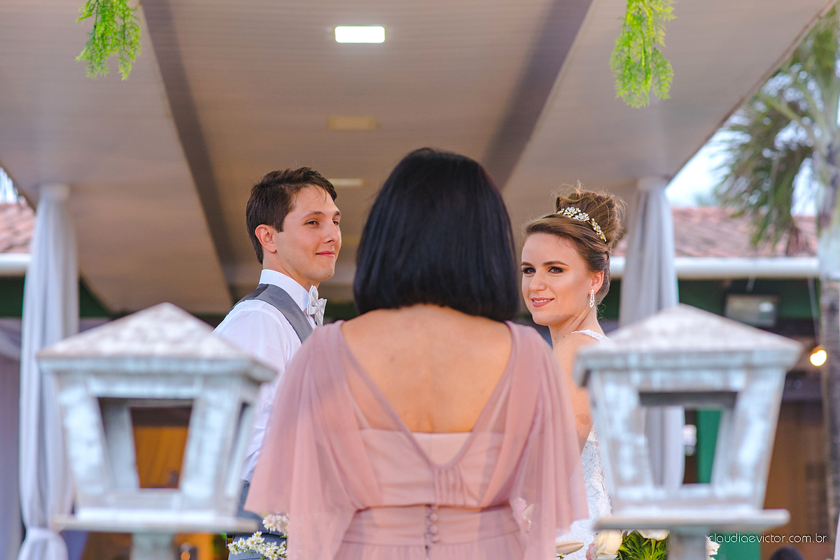 Lindo casamento realizado no cerimonial Casa di Lucca praia com noivo e noiva e vestido de noivo, cachorrinhos e pista de dança por fotógrafos de casamento de Vila Velha fotógrafos de casamento de Vitória fotógrafos de casamento de Serra ES