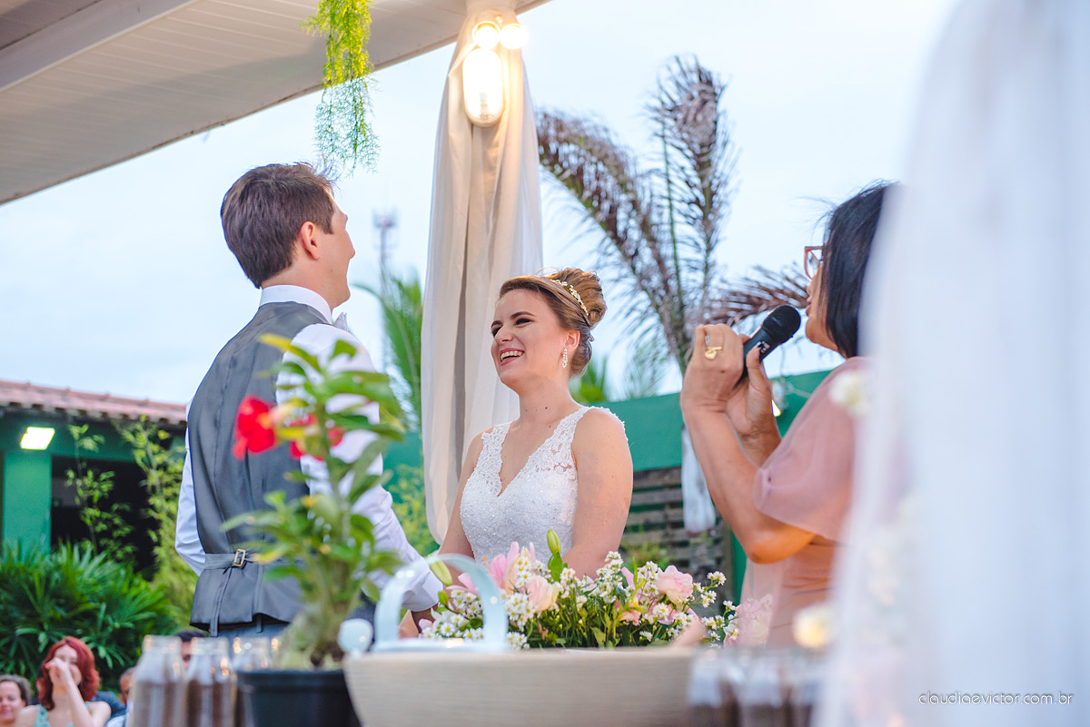 Lindo casamento realizado no cerimonial Casa di Lucca praia com noivo e noiva e vestido de noivo, cachorrinhos e pista de dança por fotógrafos de casamento de Vila Velha fotógrafos de casamento de Vitória fotógrafos de casamento de Serra ES