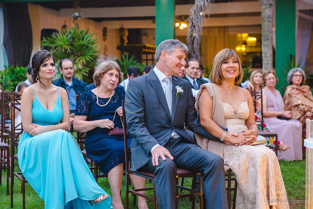 Lindo casamento realizado no cerimonial Casa di Lucca praia com noivo e noiva e vestido de noivo, cachorrinhos e pista de dança por fotógrafos de casamento de Vila Velha fotógrafos de casamento de Vitória fotógrafos de casamento de Serra ES