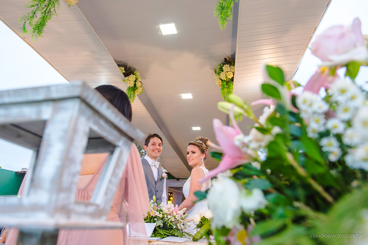 Lindo casamento realizado no cerimonial Casa di Lucca praia com noivo e noiva e vestido de noivo, cachorrinhos e pista de dança por fotógrafos de casamento de Vila Velha fotógrafos de casamento de Vitória fotógrafos de casamento de Serra ES