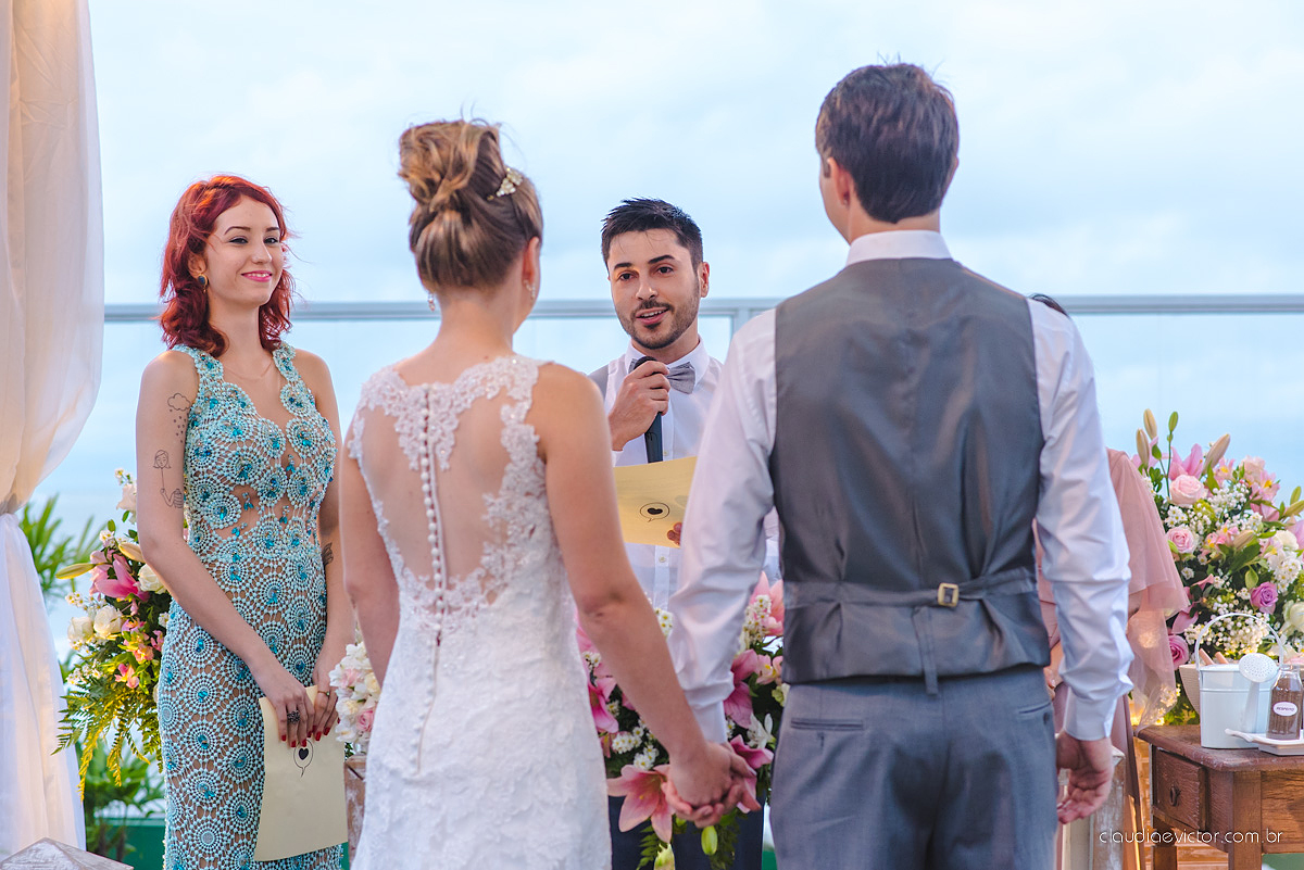 Lindo casamento realizado no cerimonial Casa di Lucca praia com noivo e noiva e vestido de noivo, cachorrinhos e pista de dança por fotógrafos de casamento de Vila Velha fotógrafos de casamento de Vitória fotógrafos de casamento de Serra ES