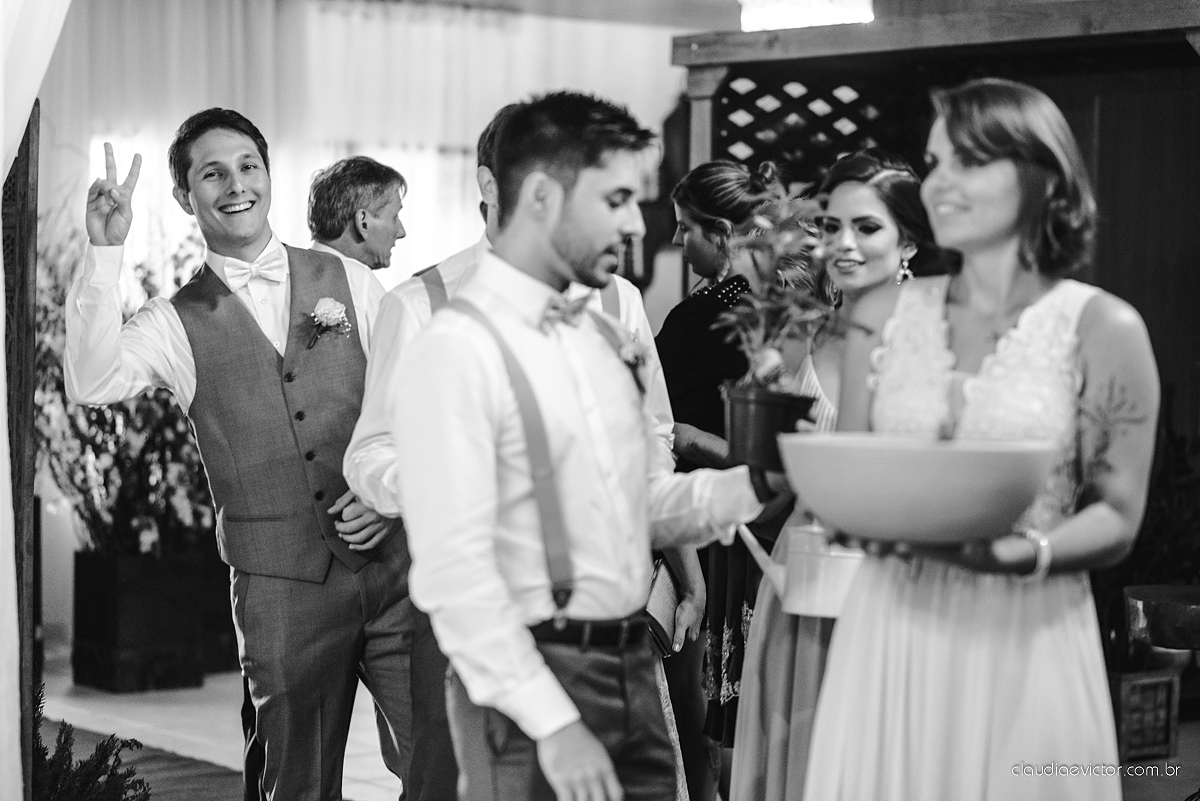 Lindo casamento realizado no cerimonial Casa di Lucca praia com noivo e noiva e vestido de noivo, cachorrinhos e pista de dança por fotógrafos de casamento de Vila Velha fotógrafos de casamento de Vitória fotógrafos de casamento de Serra ES