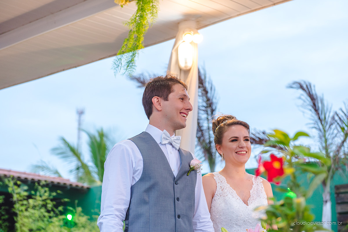 Lindo casamento realizado no cerimonial Casa di Lucca praia com noivo e noiva e vestido de noivo, cachorrinhos e pista de dança por fotógrafos de casamento de Vila Velha fotógrafos de casamento de Vitória fotógrafos de casamento de Serra ES