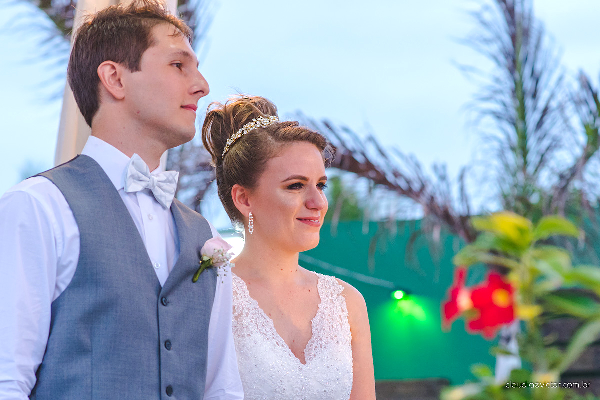 Lindo casamento realizado no cerimonial Casa di Lucca praia com noivo e noiva e vestido de noivo, cachorrinhos e pista de dança por fotógrafos de casamento de Vila Velha fotógrafos de casamento de Vitória fotógrafos de casamento de Serra ES