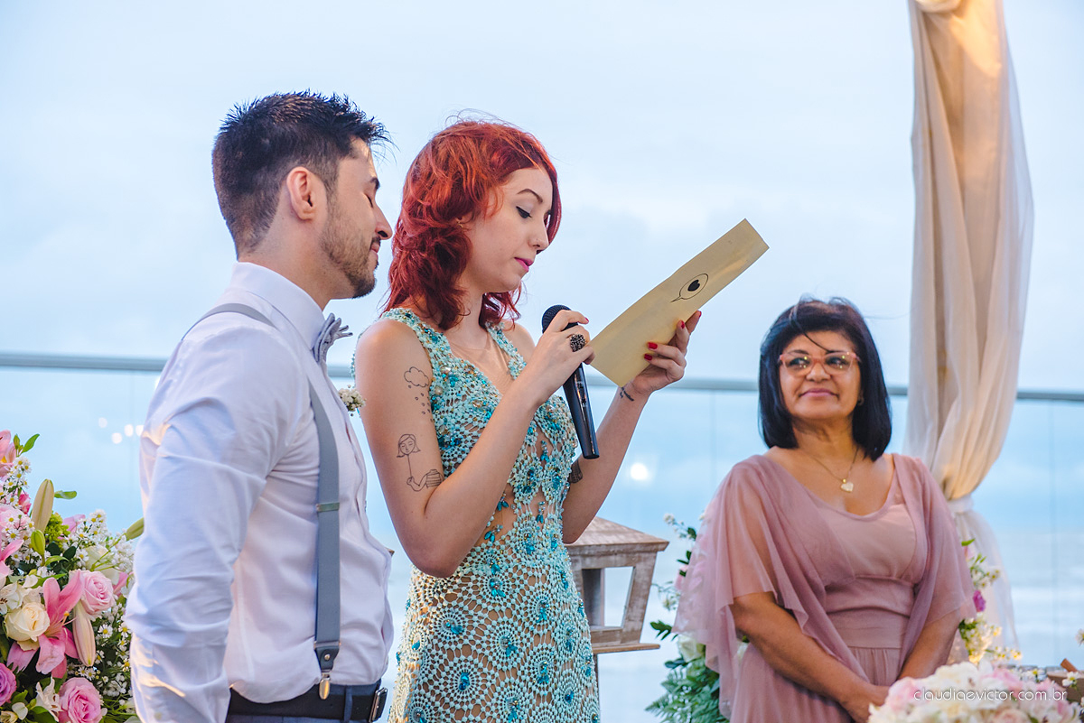 Lindo casamento realizado no cerimonial Casa di Lucca praia com noivo e noiva e vestido de noivo, cachorrinhos e pista de dança por fotógrafos de casamento de Vila Velha fotógrafos de casamento de Vitória fotógrafos de casamento de Serra ES