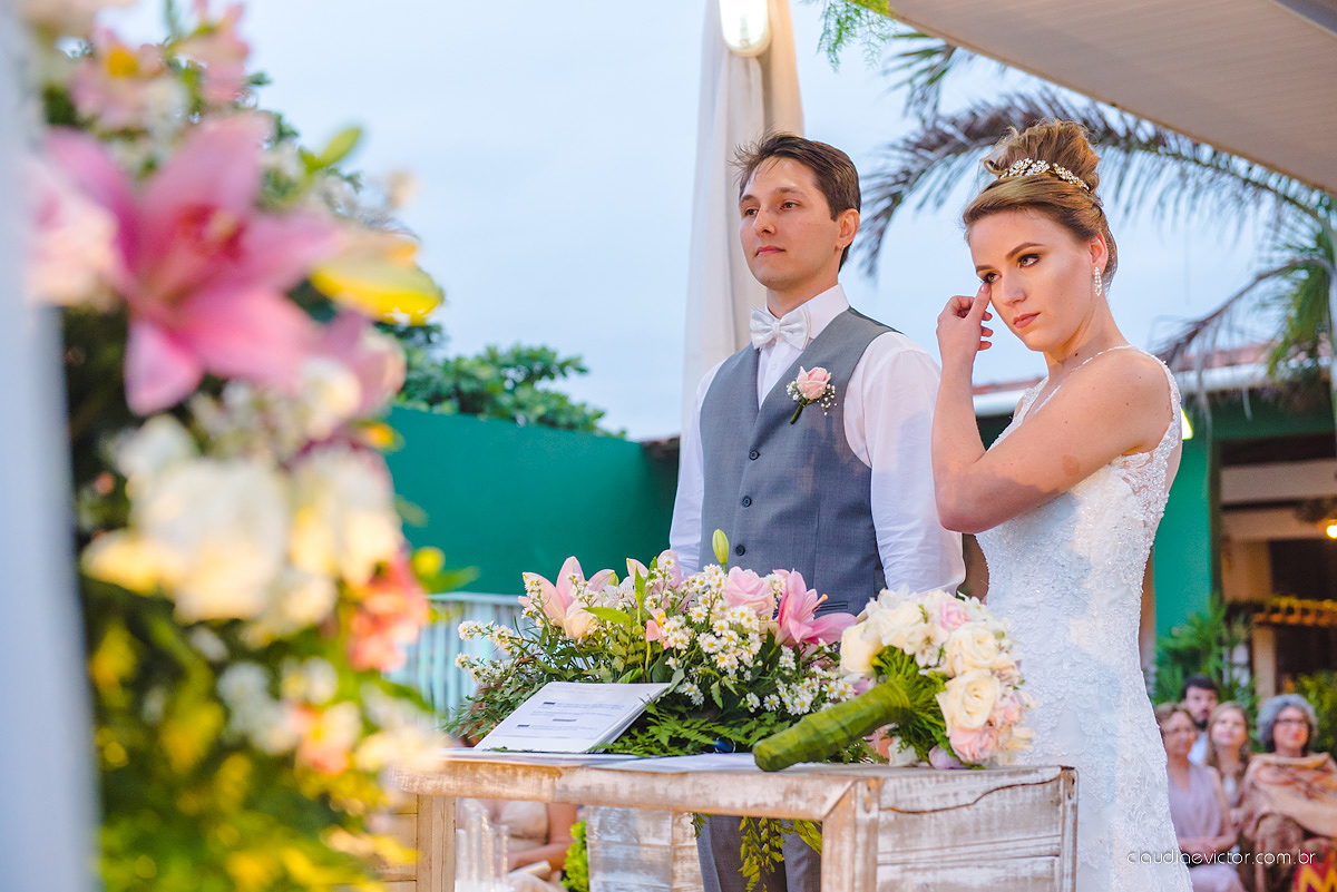 Lindo casamento realizado no cerimonial Casa di Lucca praia com noivo e noiva e vestido de noivo, cachorrinhos e pista de dança por fotógrafos de casamento de Vila Velha fotógrafos de casamento de Vitória fotógrafos de casamento de Serra ES