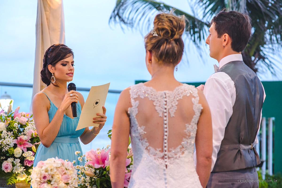 Lindo casamento realizado no cerimonial Casa di Lucca praia com noivo e noiva e vestido de noivo, cachorrinhos e pista de dança por fotógrafos de casamento de Vila Velha fotógrafos de casamento de Vitória fotógrafos de casamento de Serra ES