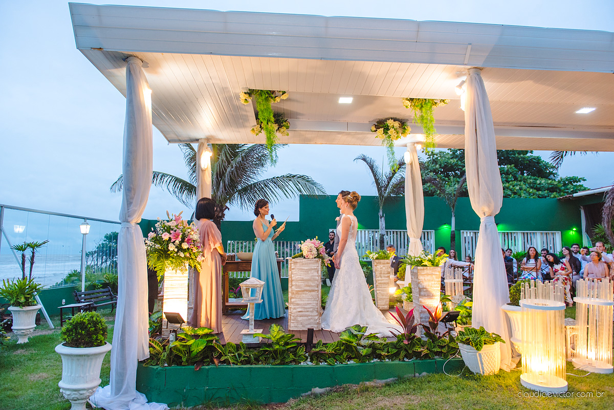 Lindo casamento realizado no cerimonial Casa di Lucca praia com noivo e noiva e vestido de noivo, cachorrinhos e pista de dança por fotógrafos de casamento de Vila Velha fotógrafos de casamento de Vitória fotógrafos de casamento de Serra ES