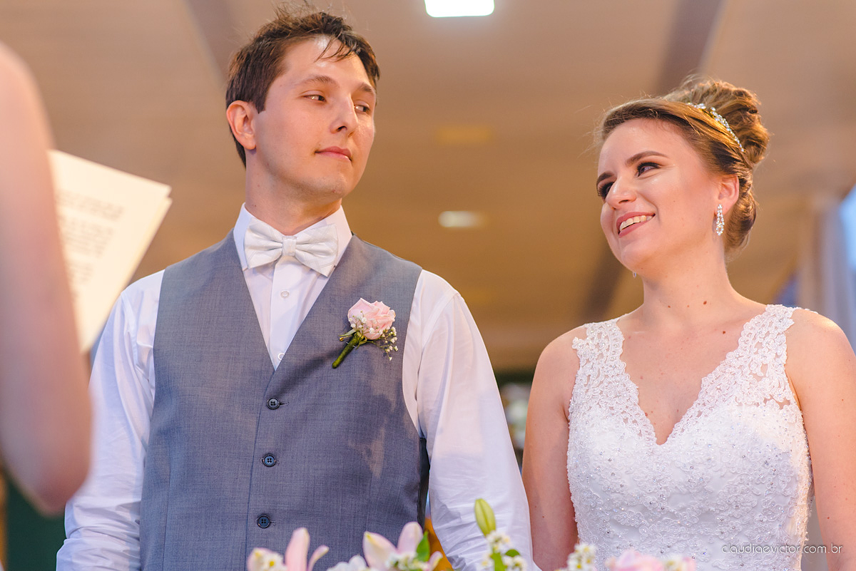 Lindo casamento realizado no cerimonial Casa di Lucca praia com noivo e noiva e vestido de noivo, cachorrinhos e pista de dança por fotógrafos de casamento de Vila Velha fotógrafos de casamento de Vitória fotógrafos de casamento de Serra ES